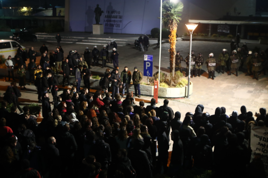 ΑΠΘ: φοιτητές απέναντι στα ΜΑΤ/ΕΚΑΜ